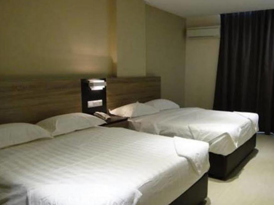 Galaxy Hotel Simpang Ampat  Bagian luar foto