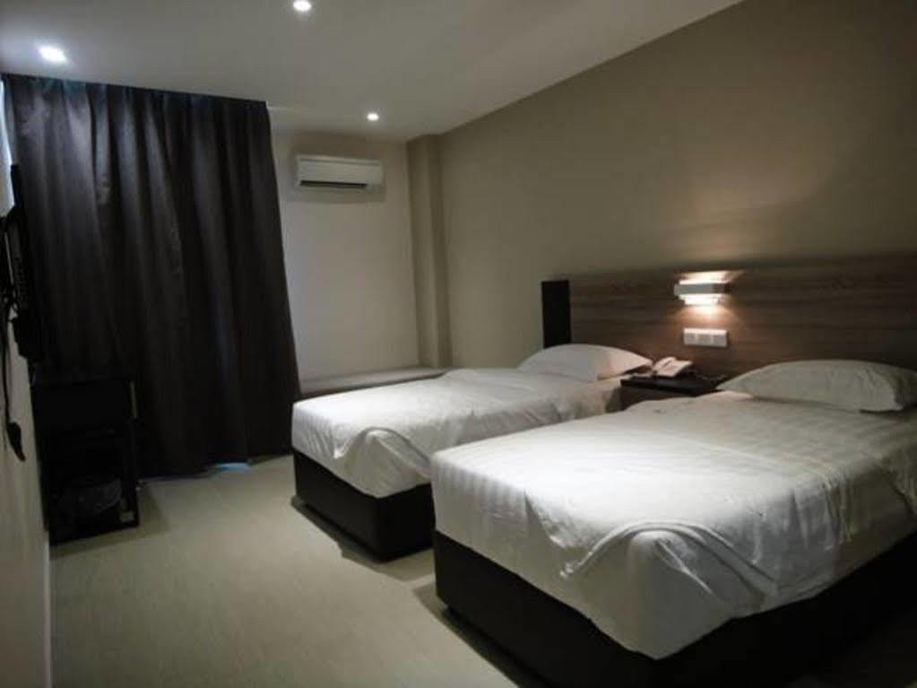 Galaxy Hotel Simpang Ampat  Bagian luar foto